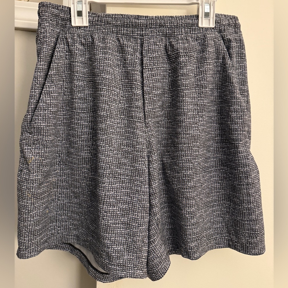 Lululemon Men's Black and White Patterned Shorts - Med 7"